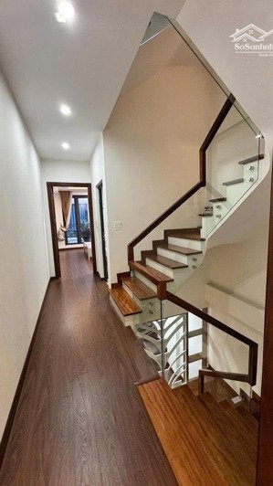 phân lô hàng không ôtô 7 chỗ vào nhà đẹp 2 thoáng nguyễn sơn long biên
50m 5 tầng mt4 16,5tỷ