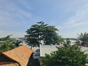 biệt thự ven sông 700m2 với không gian thoáng mát, nội thất hiện đại, gần trung tâm tp biên hòa