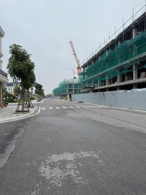 cho thuê shophouse view hồ 2 mặt tiền tại hoàng huy new city. lh 