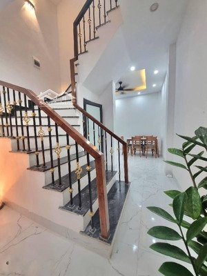 kim giang.5 tầng .8,5 tỷ 35m . full nội thất .khách dọn về ở luôn.