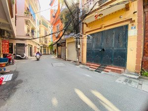 hiếm tập thể quân đội ngay sát hồ - 10m ra 3 ô tô tránh - nhà đẹp - mua 1 được 2 - bán nhanh