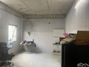 cần cho thuê nhà thô 200m2, 1 trệt 2 lầu, mặt tiền đường 20m, khu dân cư hiện hữu