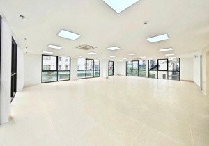 cho thuê nhà nguyên căn 3 tầng làm văn phòng 600 m² có hầm để xe, lh: 