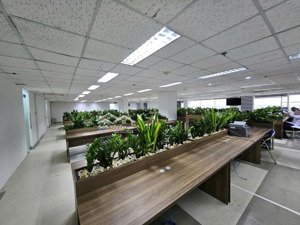 văn phòng đường 2/9 với bãi xe cực lớn, diện tích 470m2, giá chỉ 10$/m2/tháng