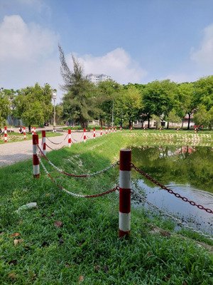 bán đất mặt tiền công viên hòi sinh thái dt 10x20m cao đức lân. giá bán chỉ 242tr/m2