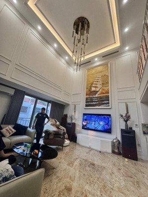 kinh doanh sát phố. lô góc 3 thoáng phố xuân thủy. nhà đẹp dân xây, ngõ thông, vf3 đỗ cửa. 44m2*5t