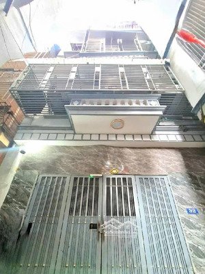 bán gấp nhà dòng tiền phố lê thanh nghị, diện tích và mặt tiền rộng, 20m ra phố, ngõ rộng, 12 phòng