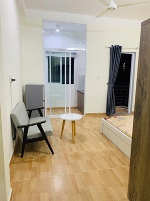 căn hộ có ban công, tách bếp, có cửa sổ thoáng mát ở 325/ bạch đằng, bình thạnh