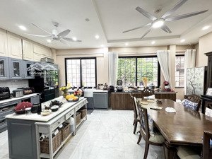 một mái nhà lãng mạn và bình yên 68m2, 6 tầng gara thang máy, nội thất chỉn chu tại long biên