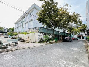 nhà 3 tầng đẹp_khu dân trí cao _ngay ngã 4 thủ đức_ đường xe tải né nhau _56m2 _4pn _ chỉ 8,5 tỷ