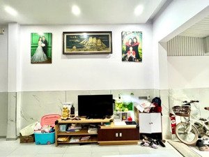 bán nhà 3 tầng 1 sẹt đường lò lu thủ đức hẻm xe tải 4pn có wc riêng. gần lã xuân oai.