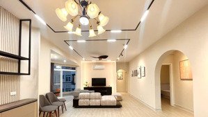 bán / cho thuê geen valley 3pn + 2wc full nội thất mới 100%. giá cho thuê 33 triệu / bán 9,6 tỷ