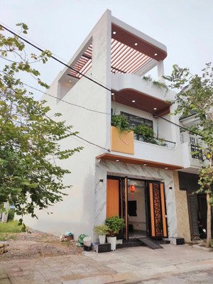 chủ nhà chuyển việc làm ở tỉnh khác bán gấp căn nhà 80m2/4pn 3wc. chỉ 1,8 tỷ ngay ql13, thới hoà