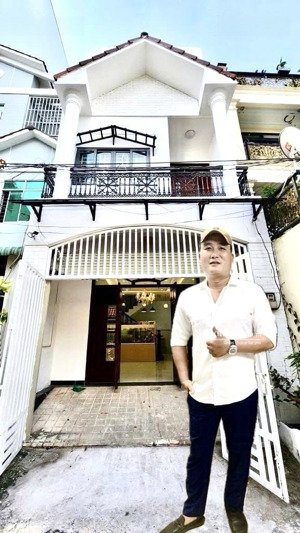 chỉ hơn 9 tỏi, xe hơi lọt vào nhà, nhà ngang 5m, 3 tầng, quận 7