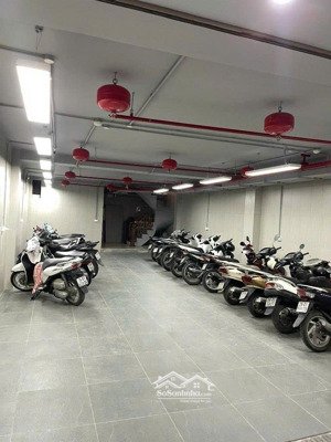 mặt phố nguyễn văn cừ - kinh doanh - vỉa hè đá bóng- diện tích rộng