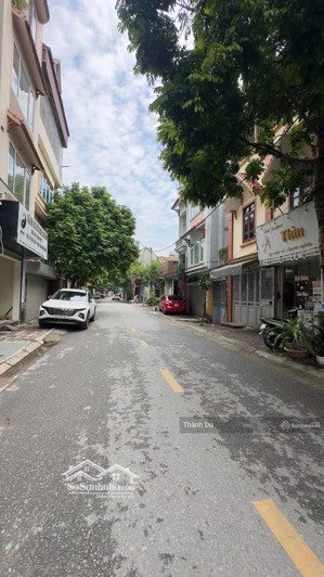 cho thuê nhà nguyên căn vỉa hè, ô tô đỗ cửa kinh doanh, vũ xuân thiều , sài đồng 15tr/tháng.