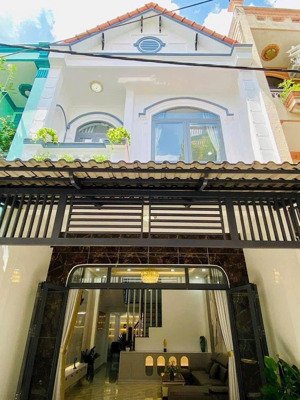 định cư bán nhà đường lê quốc hưng, p. 13, quận 4. giá 2tỷ740. đang cho thuê 21 triệu/th/hẻm 6m ôtô