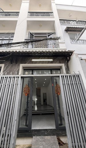 cho thuê nhà nguyên căn 1 trệt 2 lầu 1 sân thượng , 120m2, 2 phòng ngủ 3wc, ngay đoàn văn bơ q4