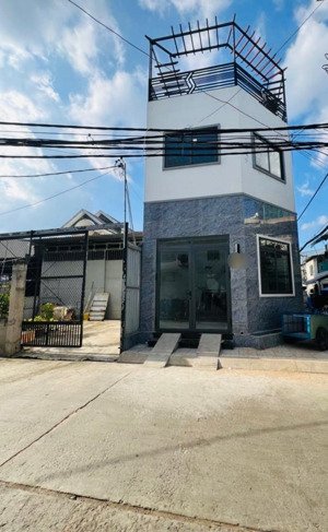 bán nhà mới 3 tầng-114m2- 5 tỷ 290. ngang lớn 5x 22m- ở ngay - 1 sẹc lê văn quới -shr - hc đủ