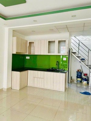 nhà 2 tầng, hồ bá phấn,phước long a, q9
dt: 4,4*11m ( vuông vức )
giá: 5,3 tỷ ( thương lượng )