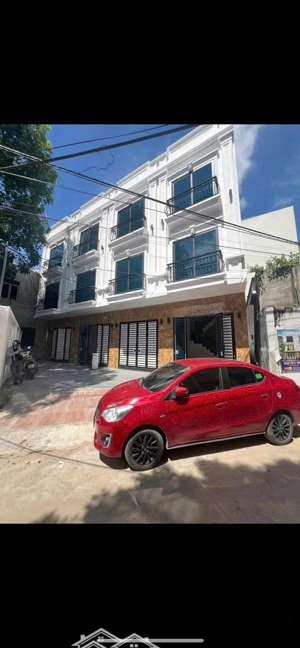 nhà 2.8 tỷ gần đh thể dục thể thao 3 tầng (33m2) ô tô đậu cửa 