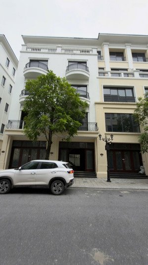 bán gấp 70 m2 san hô, sẵn sổ đỏ lâu dài, cạnh biển hồ tạo sóng 18ha, công viên, bể bơi nội khu