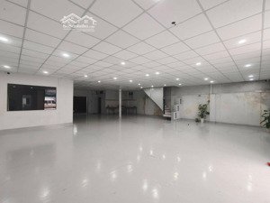 kho mới sạch sẽ, tinh tươm. phù hợp làm thực phẩm, kho online, sản xuất. dt 800m2. đầy đủ công năng