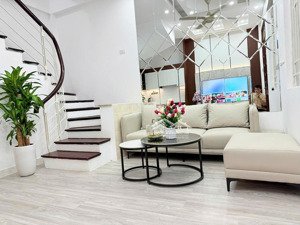 bán nhà riêng cầu giấy - nhà đẹp,ngõ rộng thông,gần phố,full nội thất - 35m 5 tầng mt 5,8m nhỉnh 8