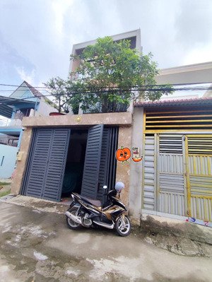 nhà 3 tầng btct chủ xây tâm huyết, 80m2, 4pn, 4wc, hẻm xe ô tô ngủ trong sân, gần chợ hóc môn