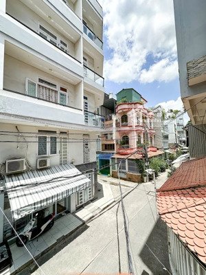 nhà căn góc 3 mặt thoáng -để xe thoải mái 30 m2 - 2 tầng - trần hưng đạo, quận 1, giá chỉ 8.5 tỷ.