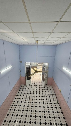 sát mặt tiền xe hơi ngủ trong nhà ngang 3,7m dài 26m nở hậu 4.6 m - 105 m2