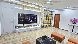 gia đình cần bán gấp. cc mandarin garden 134.4m 3n, 2w . ban công hướng đông nam full nội thất