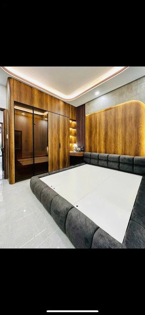 bán nhà đẹp xe hơi ngũ trong nhà 5 tầng sang trọng trung tâm thủ đức giá bán 4,5 tỷ