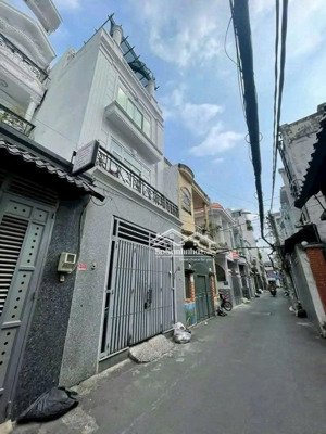 nhà mới 4,5*14m 3lầu st 4pn hxh thông đường số 1