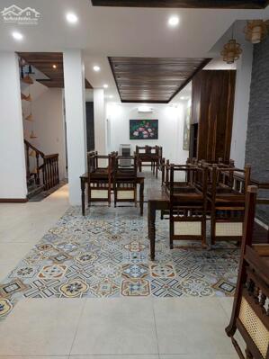 Bán nhà hẻm ô tô Sư Vạn Hạnh cách mặt tiền 1 căn nhà , phường bắc Nha Trang .
Diện tích 140m ngang 8,15m
Hiện trạng nhà mới 4 tầng