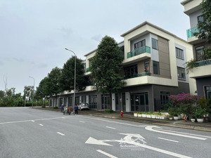 bán căn shophouse centa city đối diện toà intech
