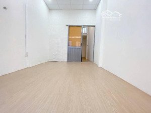 nhà 6tỷ1- gần ngã tư nguyển văn cừ-quận 1 hẻm 3 m sát mặt tiền 40m. + dt sd: