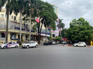 mặt tiền 7 m2. đt 70 m2, khoảng 50 m2, sân thượng lát đá hoa sạch đẹp, mát mẻ, có ko