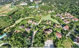 chuẩn bán bt hồ trong hình. sổ đỏ lâu dài, full thổ cư 1018m2,có bể bơi riêng.8 ngủ,nhận nhà ngay