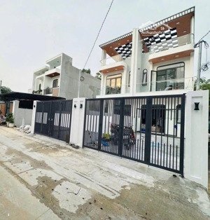 nhà phú lợi 3 tầng, sân 2 oto, 4 phòng ngủ. giá 3.950 triệu. lh 