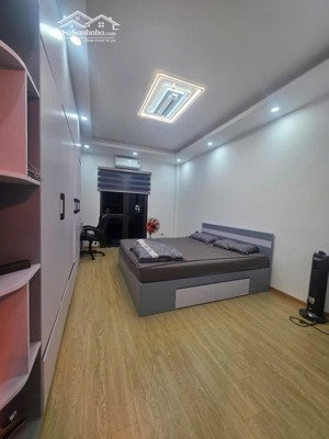 bán gấp nhà tại chiến thắng, ôtô đỗ cửa, một nhà ra phố, giá10,5 tỷ, 33m2, 3pn, 4wc, 5 tầng hot!