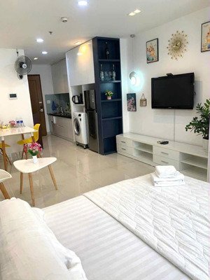 căn hộ sky center 38m2 đầy đủ tiện nghi có ban công tầng cao thoáng mát 1 phòng vào ở ngay 11.5tr
