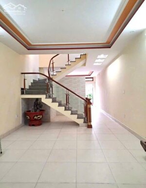 Cho thuê nhà 2,5 tầng sân cổng riêng mặt ngõ đuờng vòng Vạn Mỹ oto đỗ 24/24