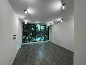 cho thuê văn phòng mỗ lao, diện tích 50 m2/tầng gồm 2 phòng làm việc, có thang máy