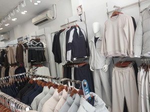 cho thuê nhà mặt phố thái hà, dt 70m2 x 3 tầng, mt 4,5m, vị trí đẹp, đỗ xe được.