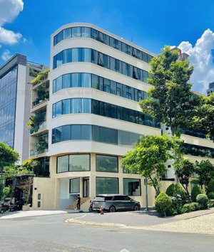 tòa văn phòng góc nguyễn thị minh khai cmt8, q1 giá thuê 120 triệu/tháng