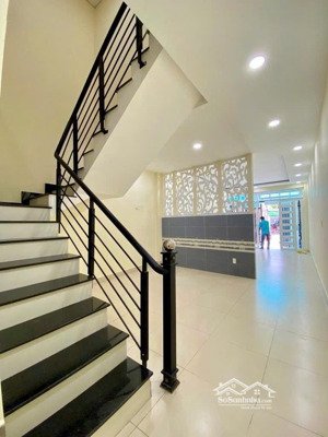 bán nhà tây hoà,phước long a,quận9
dt:60m,sát ga metro phước long
giá: 5,980 tỷ - thương lượng!!!