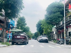 bác em chuyển lên cc ở cùng con cháu cần bán gấp nhà lô góc văn phú - hà đông ô tô vào nhà