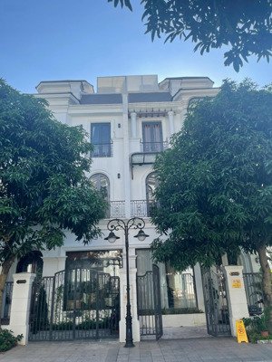 cho thuê biệt thự full đồ tại vin 1. dt: 150 m * 4 tầng . mt : 9 m. giá : 27 triệu