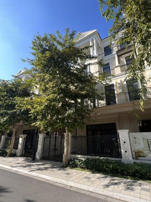 chính chủ cần bán gấp căn biệt thự tứ lập phân khu đảo dừa vip ngay cạnh công viên